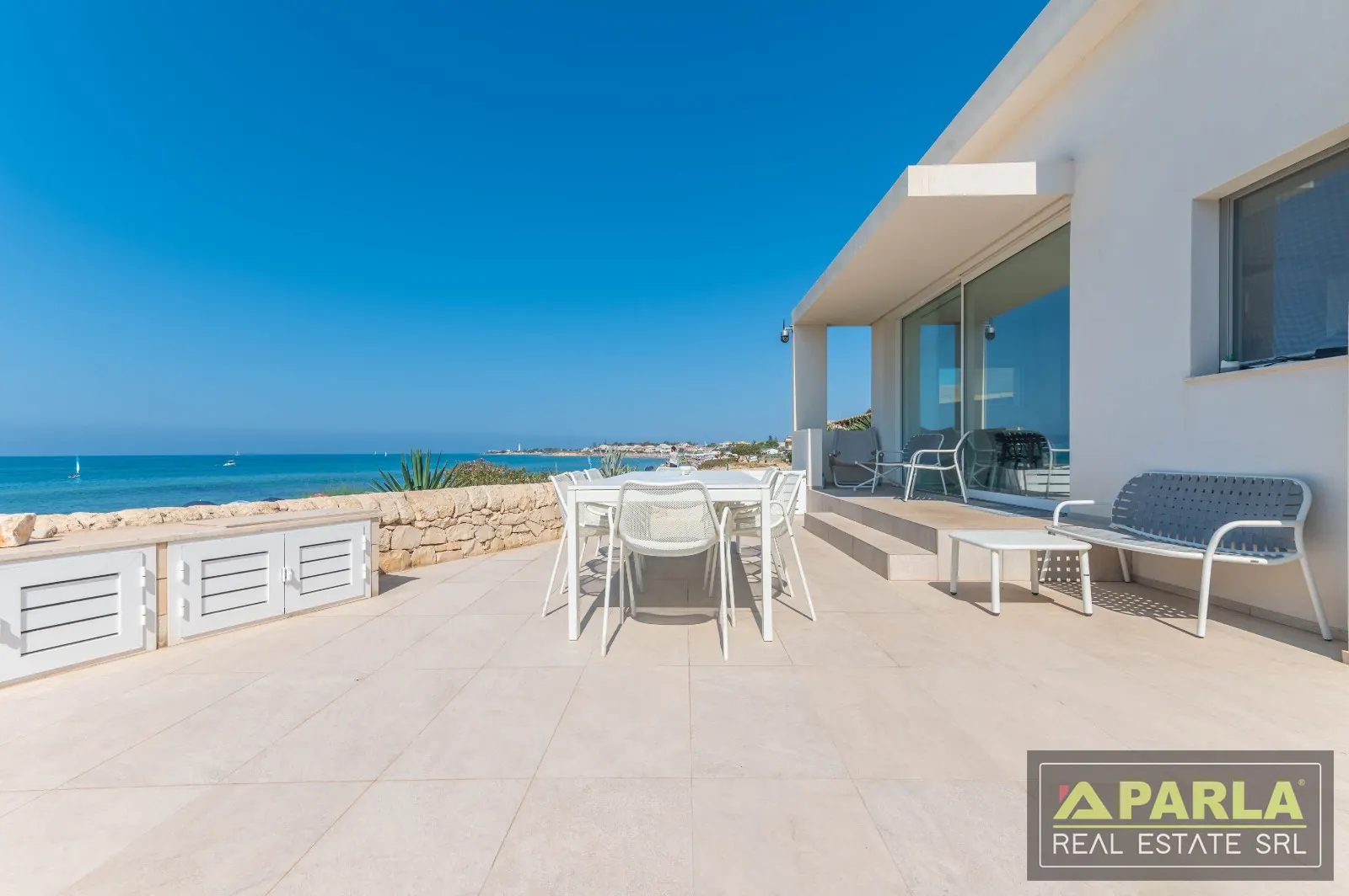 Terrazzo fronte mare con tavolo da pranzo — Casuzze