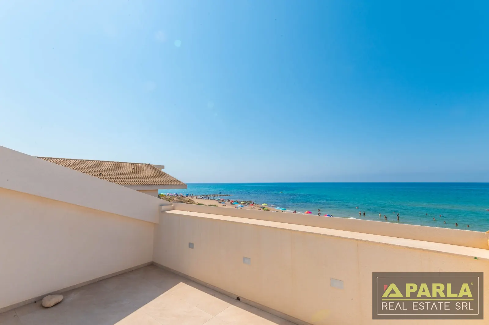 Terrazzo superiore con vista mare — Casuzze