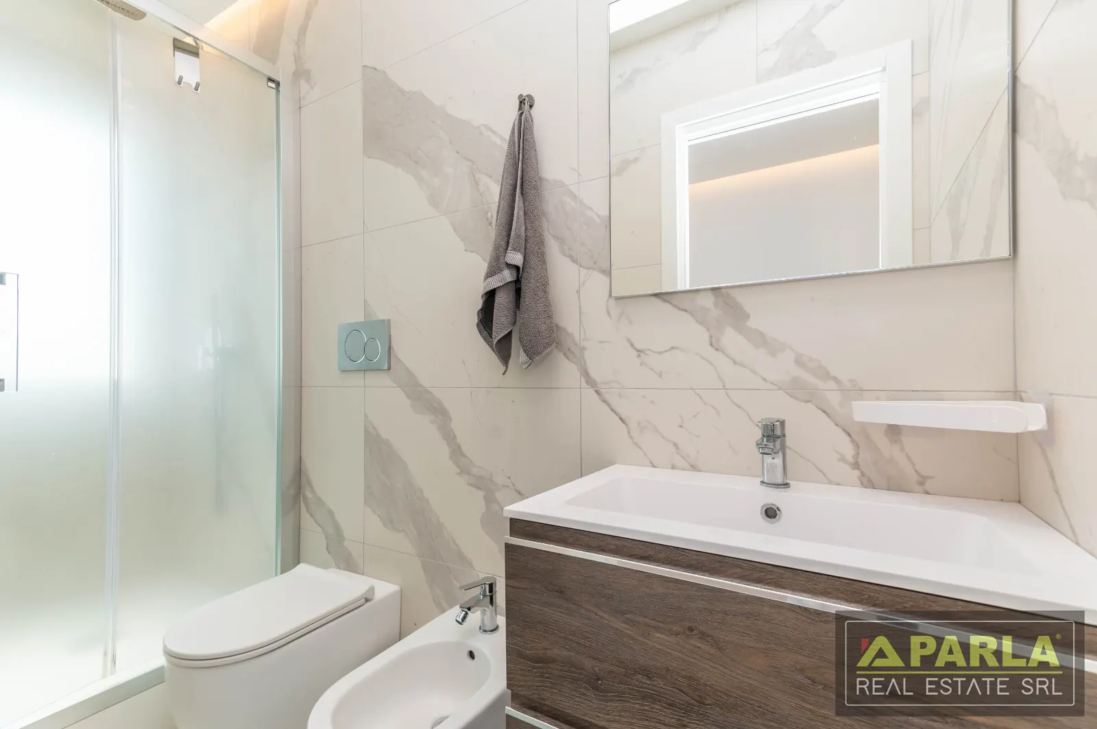 Doccia e mobile lavabo — Casuzze
